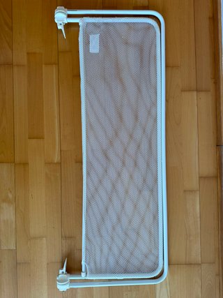 Barrera de seguridad abatible para cama