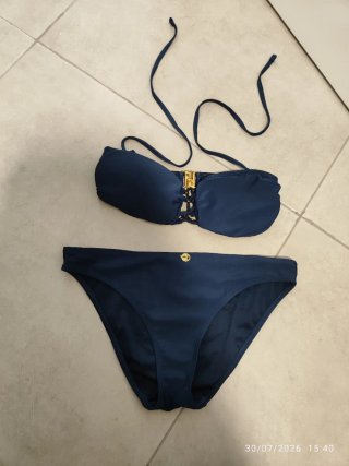 Bikini azul con detalles dorados