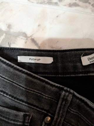 Pantalón vaquero negro pitillo