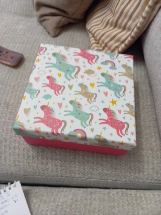 Caja decorada con unicornios y arcoíris