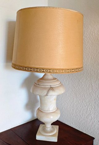 Lámpara de mármol y papel beige
