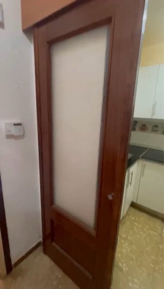 Puerta corredera de madera con cristal y marco