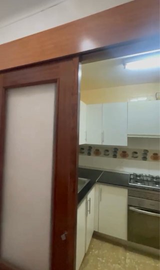 Puerta corredera de madera con cristal y marco