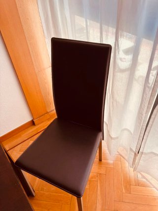 Juego de mesa y 4 sillas de comedor