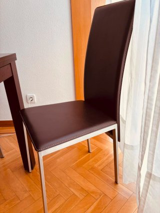Juego de mesa y 4 sillas de comedor