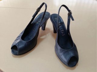 Sandalias de piel azul marino Marca Hispanistas.