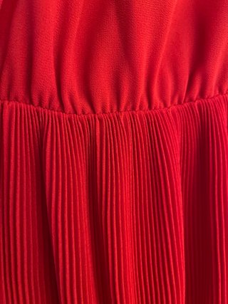 Vestido midi rojo plisado off shoulder