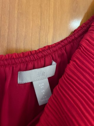 Vestido midi rojo plisado off shoulder