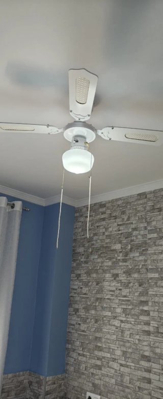 Ventilador de techo blanco con luz