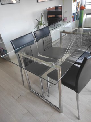 Mesa de comedor de cristal y metal