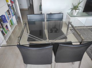 Mesa de comedor de cristal y metal