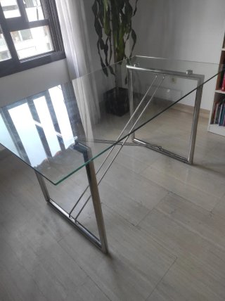 Mesa de comedor de cristal y metal