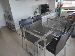 Mesa de comedor de cristal y metal