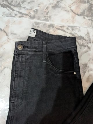 Pantalón vaquero negro pitillo