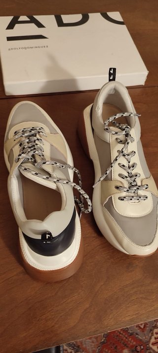 Zapatillas Adolfo Dominguez grises y blancas