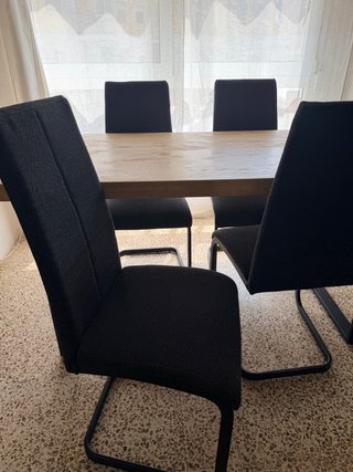 Mesa Comedor Madera y 4 Sillas Negras