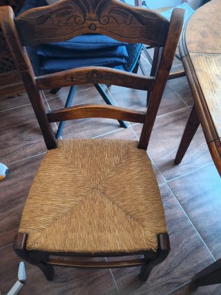 Mesa de madera y sillas A RECOGER EN ALGECIRAS