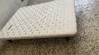 Base tapizada beige y gris