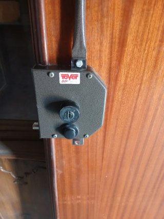 Puerta de calle blindada