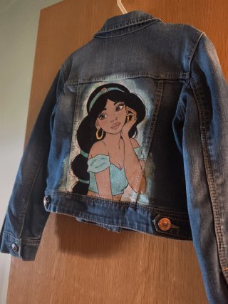 Cazadora vaquera niña Zara, pintada a mano