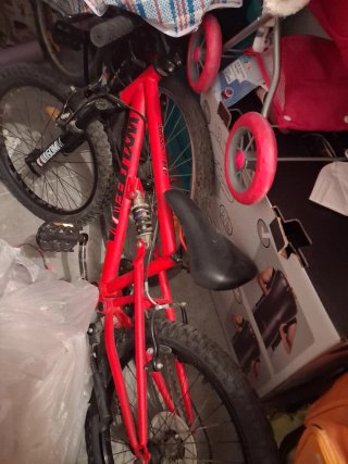 Bicicleta infantil roja