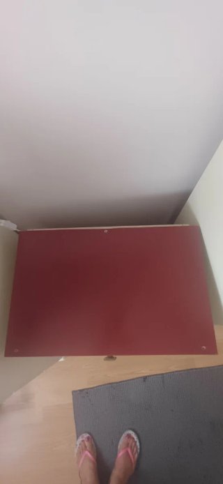 Cómoda beige y roja de madera.
