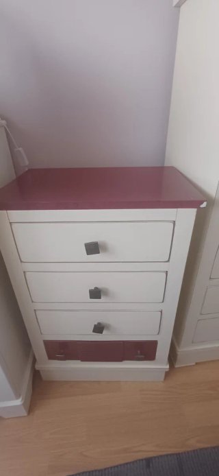 Cómoda beige y roja de madera.