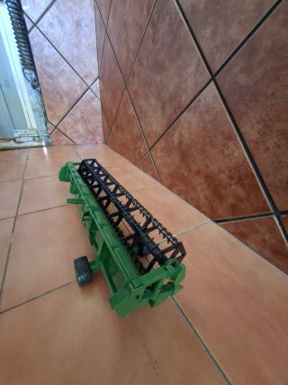 Cosechadora de juguete con peine