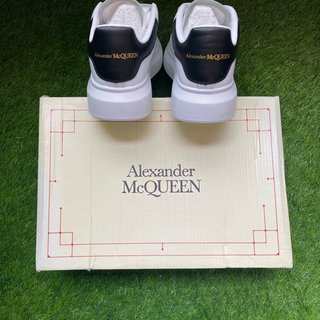 Alexander McQueen Oversized Blancas y Negras