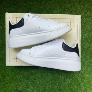 Alexander McQueen Oversized Blancas y Negras