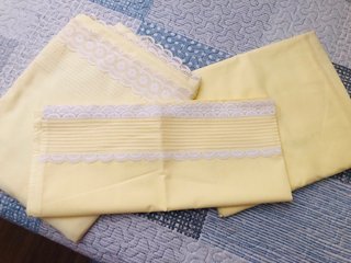 Juego de sábanas amarillas con encaje