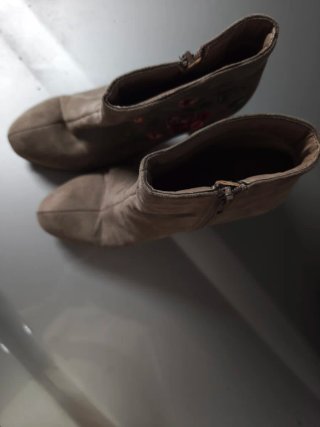 Zapatos grises con bordado de rosas