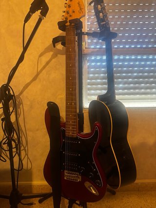 Guitarra Eléctrica Roja con Amplificador