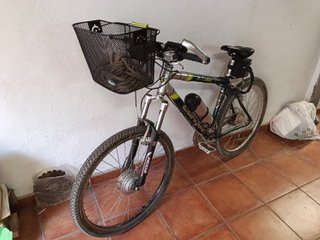 Bicicleta eléctrica montaña con cesta. Ideal para