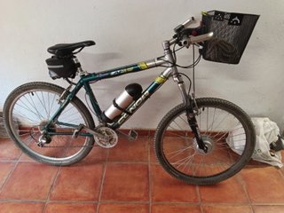 Bicicleta eléctrica montaña con cesta. Ideal para
