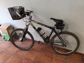 Bicicleta eléctrica montaña con cesta. Ideal para