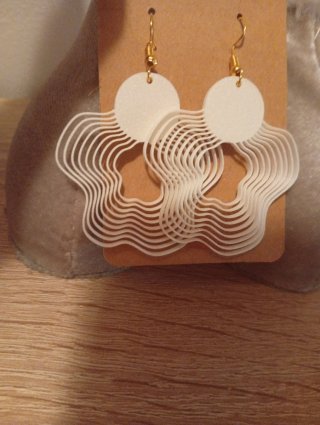 Pendientes blancos con detalles dorados