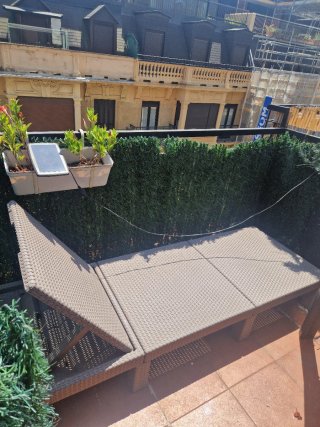Tumbona exterior gris y blanca