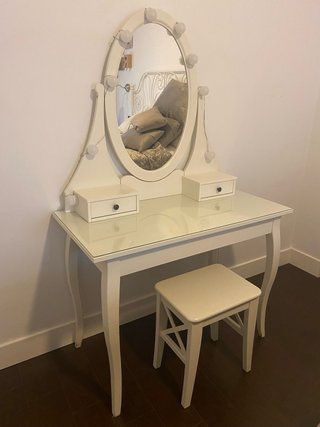 Tocador Ikea HEMNES con espejo e iluminación.