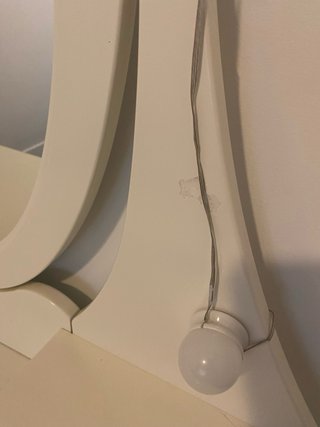 Tocador Ikea HEMNES con espejo e iluminación.