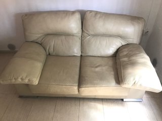 Sofá de piel beige