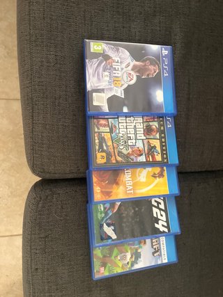 PS4 Negra con Mando,Cables y 5 cinco juegos.