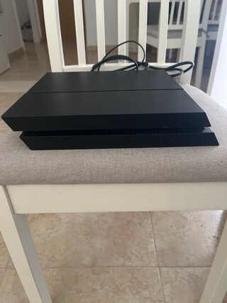 PS4 Negra con Mando,Cables y 5 cinco juegos.