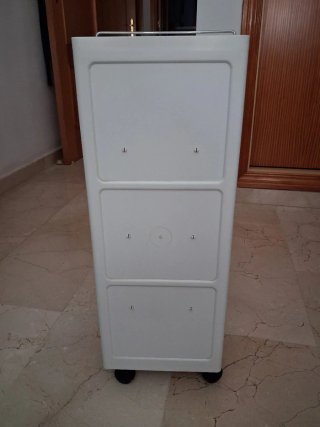 Armario pequeño de baño con ruedas