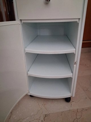 Armario pequeño de baño con ruedas