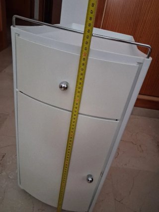 Armario pequeño de baño con ruedas
