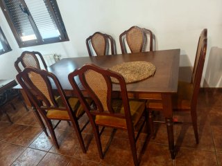 Mesa de comedor y 6 sillas de madera