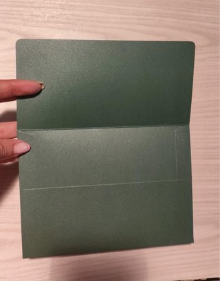 15 sobres verdes con diseño floral dorado