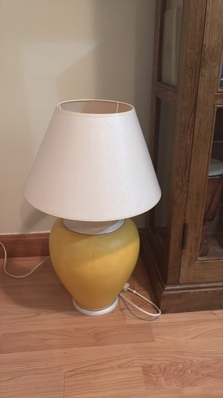 Lámpara de mesa amarilla y blanca
