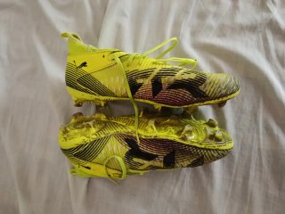 Scarpe da calcio gialle e nere